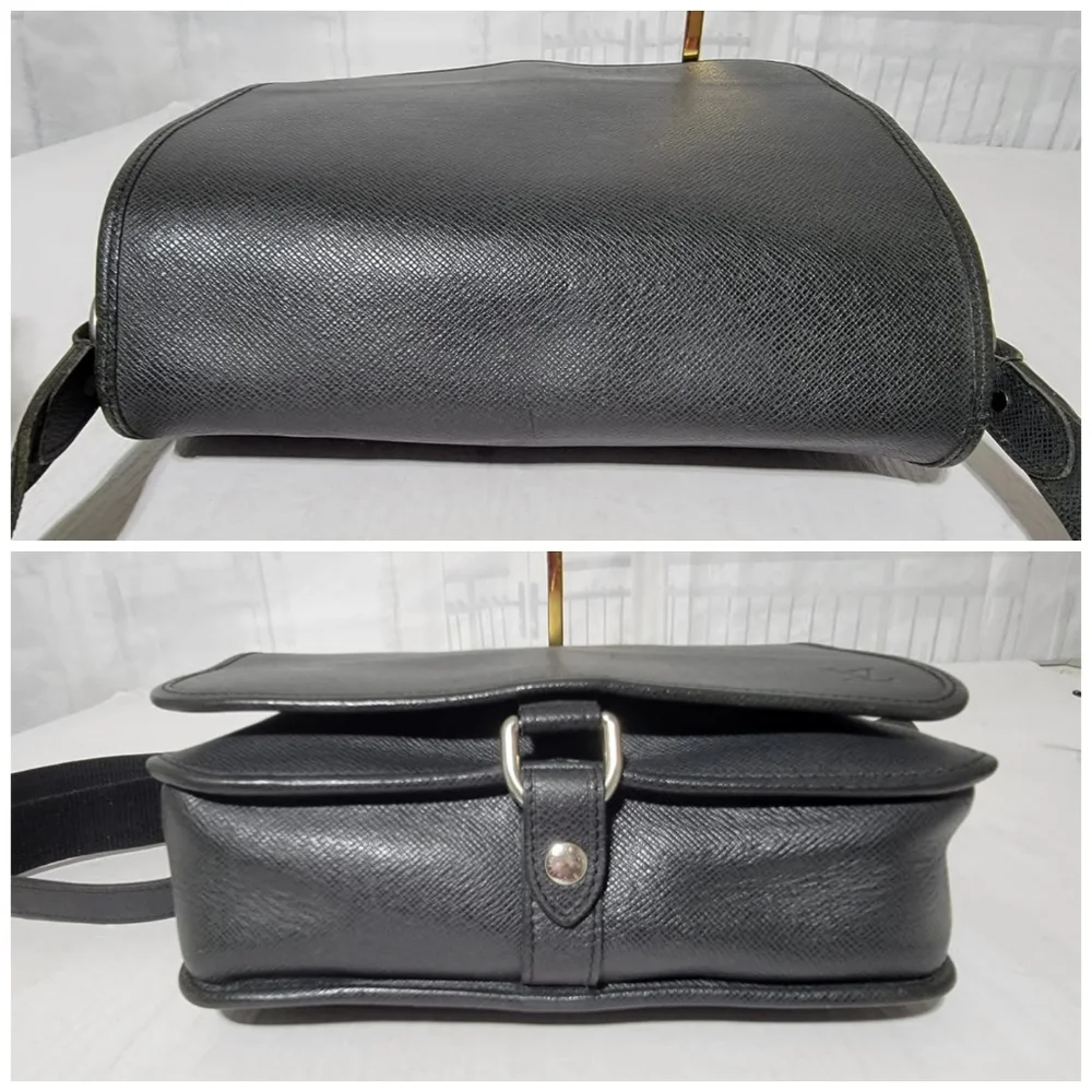 Louis Vuitton Taiga Andrei Messenger Bag Black